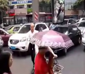 Foreigner doing good Pedestrian In Chengdu Clears Way For Ambulance