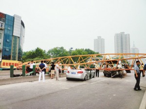 Xi'an crane falls