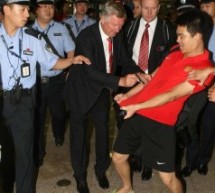 Fans Greet Manchester United At Shanghai Airport
