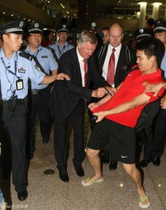 Sir Alex Ferguson signs lucky fan's shirt