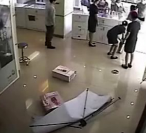 Civil Servant Called Out For Beating China Mobile Saleswoman