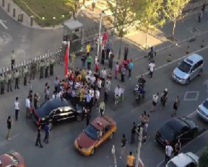 Protesters Surround US Ambassador Gary Locke’s Car featured image