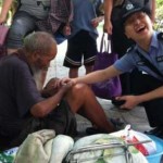 Here’s Something Nice: Policewoman Clips Nails For Roadside Beggar