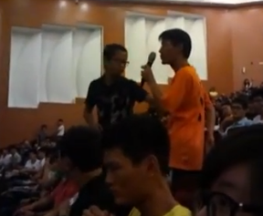 Hainan student throws shoe at Sima Nan