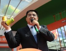 Celebrity Businessman Chen Guangbiao Sells Canned Air To Make A Point