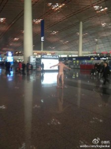 Foreigner streaks in Beijing airport