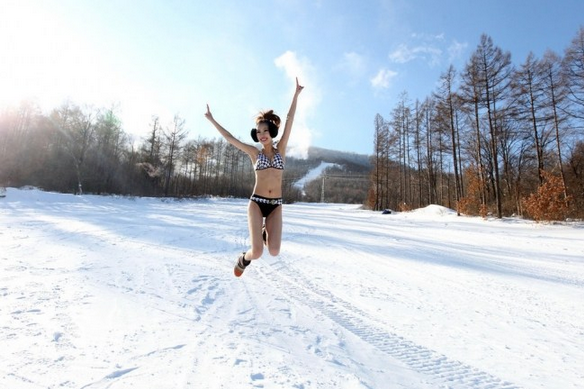 Jilin bikini girls in snow 10