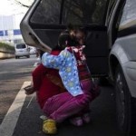 Chengguan bullies woman in Guangzhou comforts child