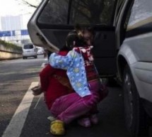 Chengguan Bully And Cuff Street Vendor In Front Of Her 2-Year-Old Daughter