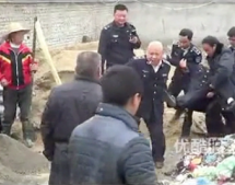 Chengguan Killed In Line Of Duty After Being Struck By Hoe [Graphic Video]