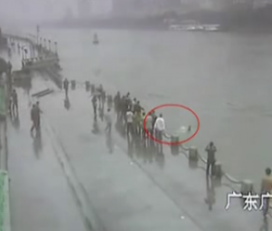 Cop rescues tourist Guangzhou Good Samaritan featured image