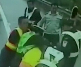 Cops beat driver in Foshan featured image