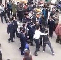 Chengguan Brawl With Townsfolk In Broad Daylight