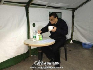 Li Keqiang in earthquake disaster tent