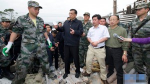 Li Keqiang with official who has removed watch