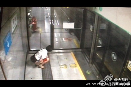 Shenzhen Subway pooper caught on tape