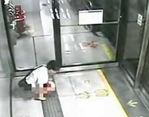 Shenzhen public pooper in subway