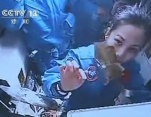 Astronaut eats zongzi on Shenzhou 10