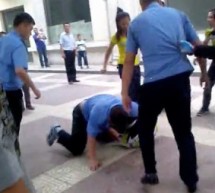After His Buddies Complete The Beatdown, Chengguan Stomps On Fallen Merchant’s Head [UPDATE]