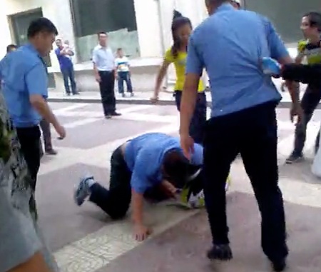Chengguan stomps on merchant fight featured image