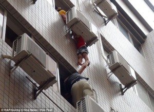 Child stuck between air conditioner in Shishi, Fujian 2