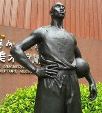 Kobe Bryant statue in Guangzhou 1