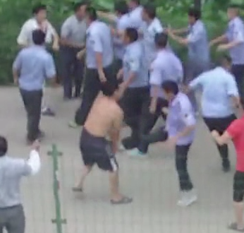Chengguan tries to kick villager Jiangsu