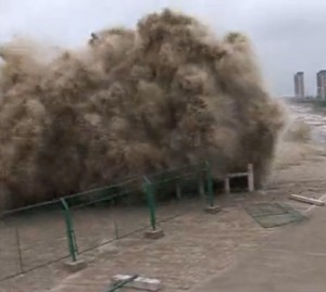 Bystanders tidal bore Qiantang River Zhejiang 2