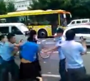 Guangzhou chengguan fight Xinjiang vendors