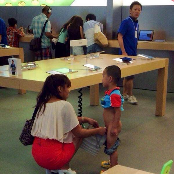 Child Pees Inside Apple Store In Hong Kong Netizens Cal