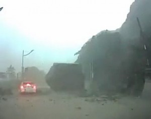 Car nearly gets hit by rock in Taiwan