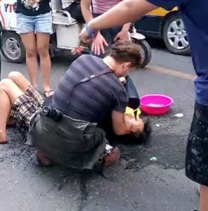 Foreigner In Beijing Helps Biker Collapsed In Drunken Heap