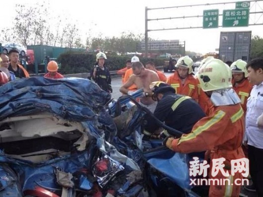 Foreigner assists at scene of accident in Shanghai 1