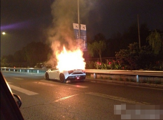 Lamborghini burns in Beijing 2
