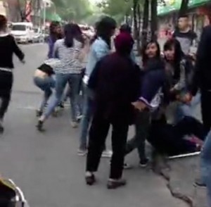 Chinese girls fight after old lady knocked to ground featured image