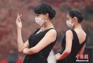 Models wear masks in Nanjing