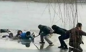 Hebei frozen lake rescue