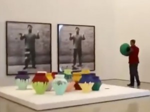 Maximo Caminero breaks Ai Weiwei vase