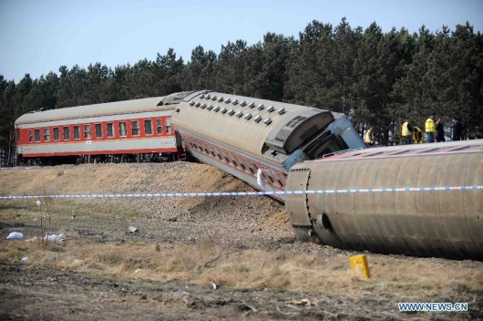 Passenger train derails on way to Harbin 4