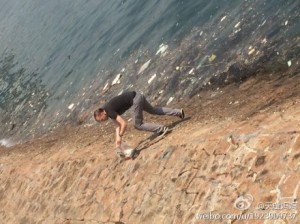 Foreigner picks up trash