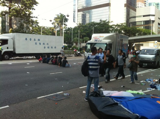 Hong Kong Occupy Central students block road 2
